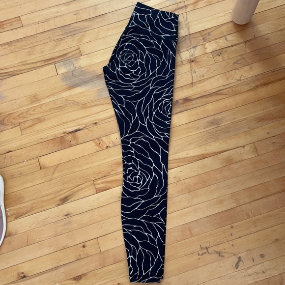 Women’s Lululemon Wunder Under Pants (Size 6) - Picture 2 of 2